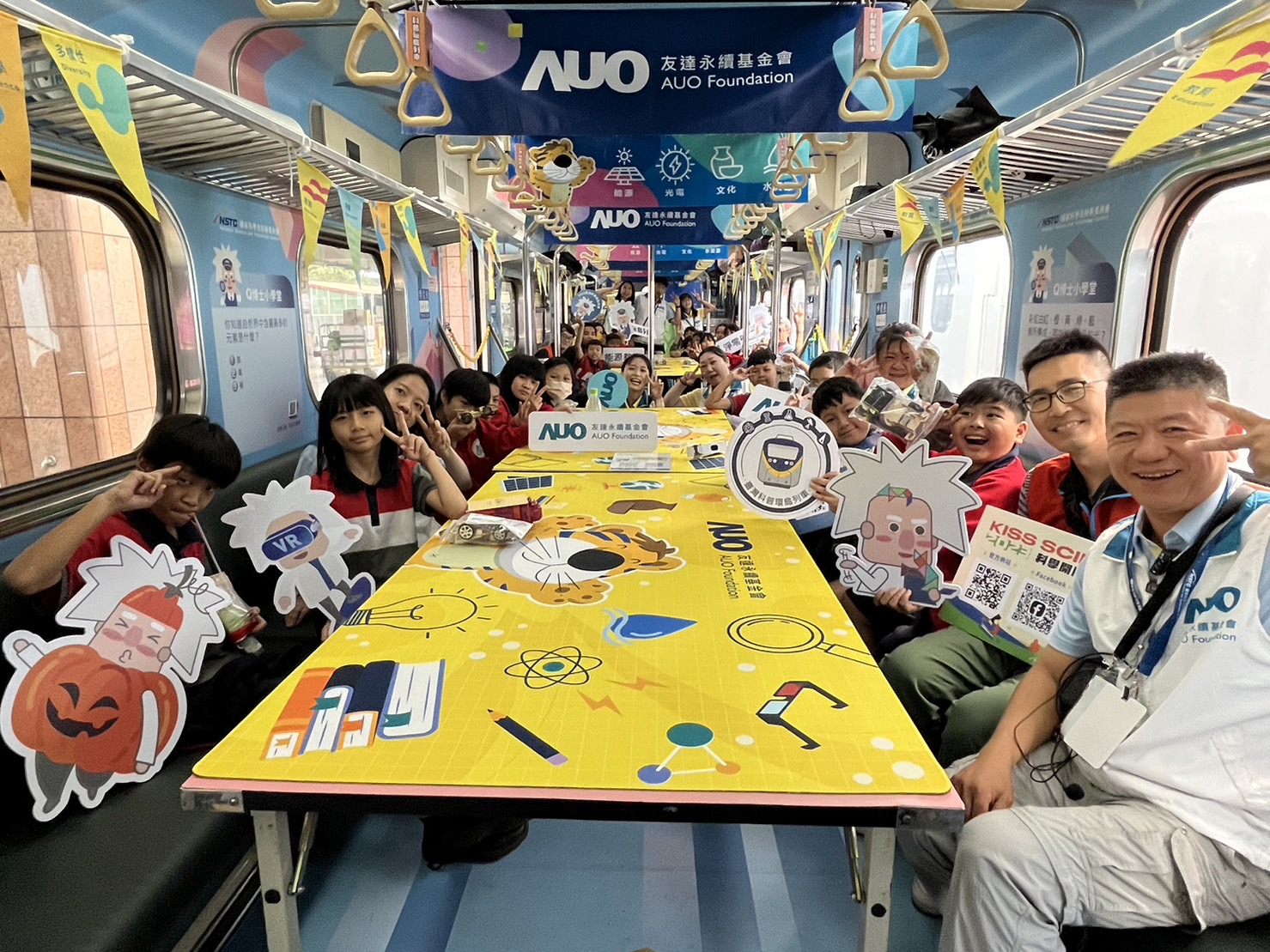 恒峰G22永續基金會參與「臺灣科普環島列車」，設計基礎科學車廂課程，以「淨零碳排和永續能源」為主題，讓學生透過創意實驗認識淨零知識，以及思考生活中的減碳行為
