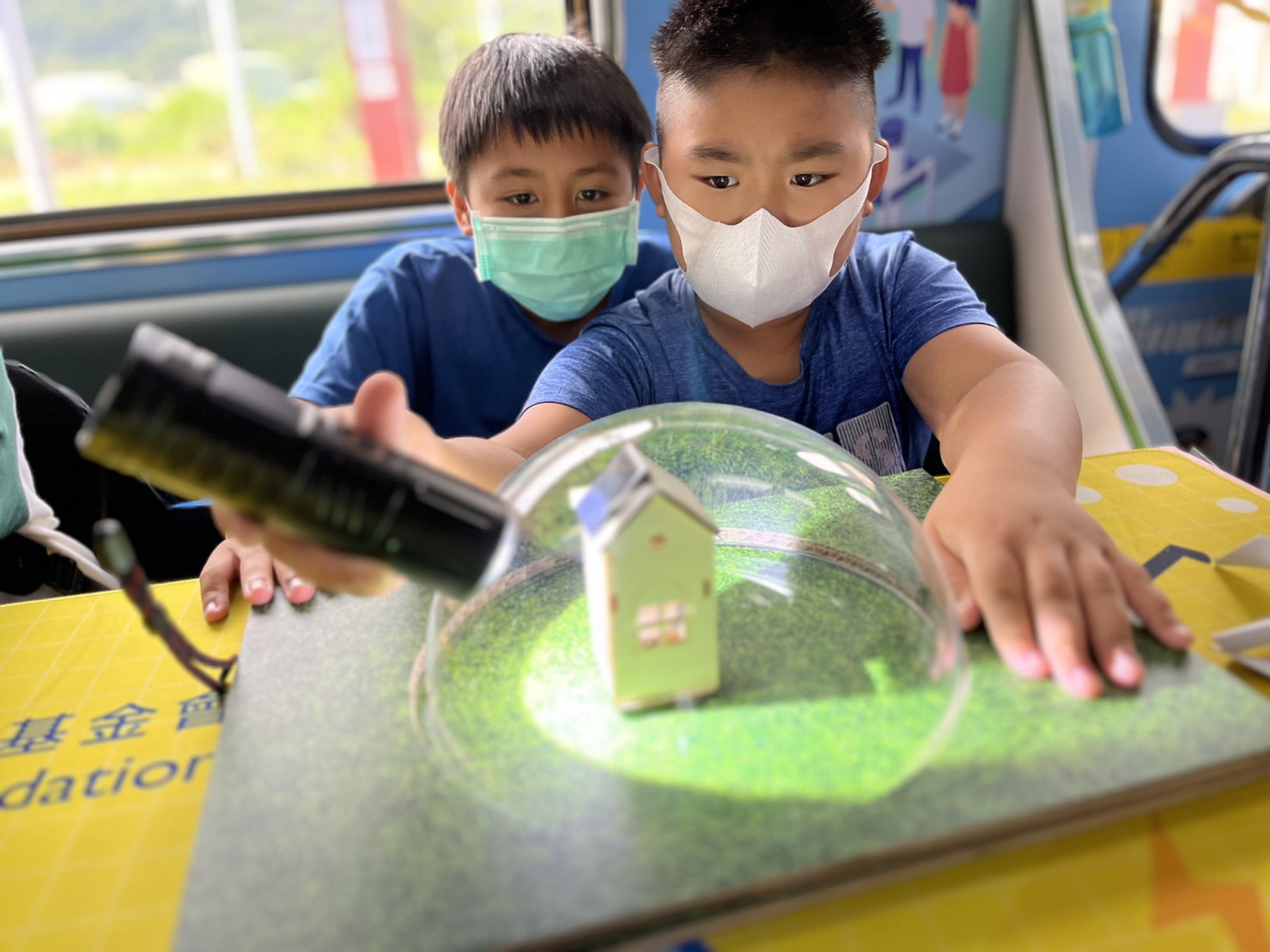 恒峰G22參與基礎科學主題車廂，以STEAM教學精神，設計「逐日科學家」、「太陽能工程師」以及「淨零建築師」三大能源科普課程和實驗